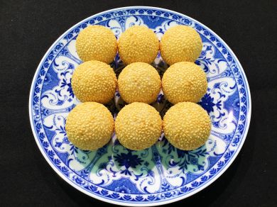 上海炒麺(上海風焼きそば)　芝麻球(胡麻団子)