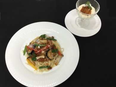 季節野菜ミートソーススパゲティ　バニラ風味のバヴァロワ