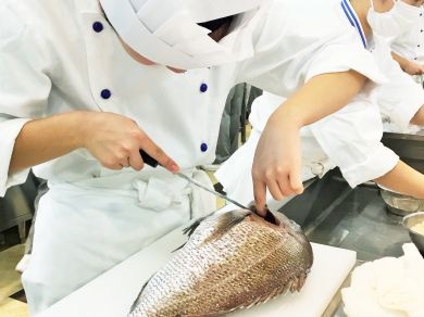 巻き寿司(仕込み)　鯛料理