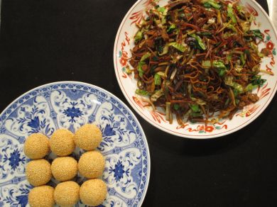 上海炒麺(上海焼きそば)　芝麻球(ごま団子)