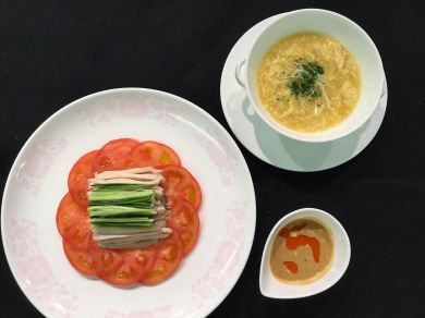 棒棒鶏(茹で鶏の四川風胡麻だれかけ)　玉米湯(コーンスープ)