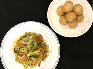 上海炒麺(上海焼きそば)　芝麻球(胡麻団子)