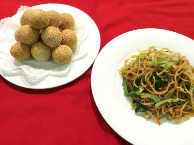 上海炒麺(上海焼きそば)　芝麻球(ごま団子)