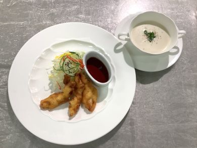 チキンフリッター　玉葱の冷製スープ