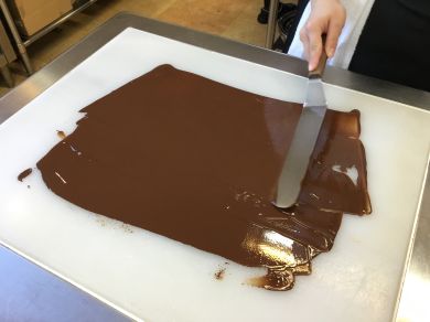 チョコレートのテンパリング(温度調整作業)