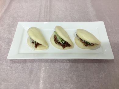 醤炒肉絲(肉と野菜の細切り味噌炒め)　割包(中華風蒸しパン)