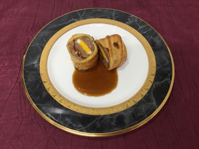 牛挽肉のパイ包み焼き マデラソース